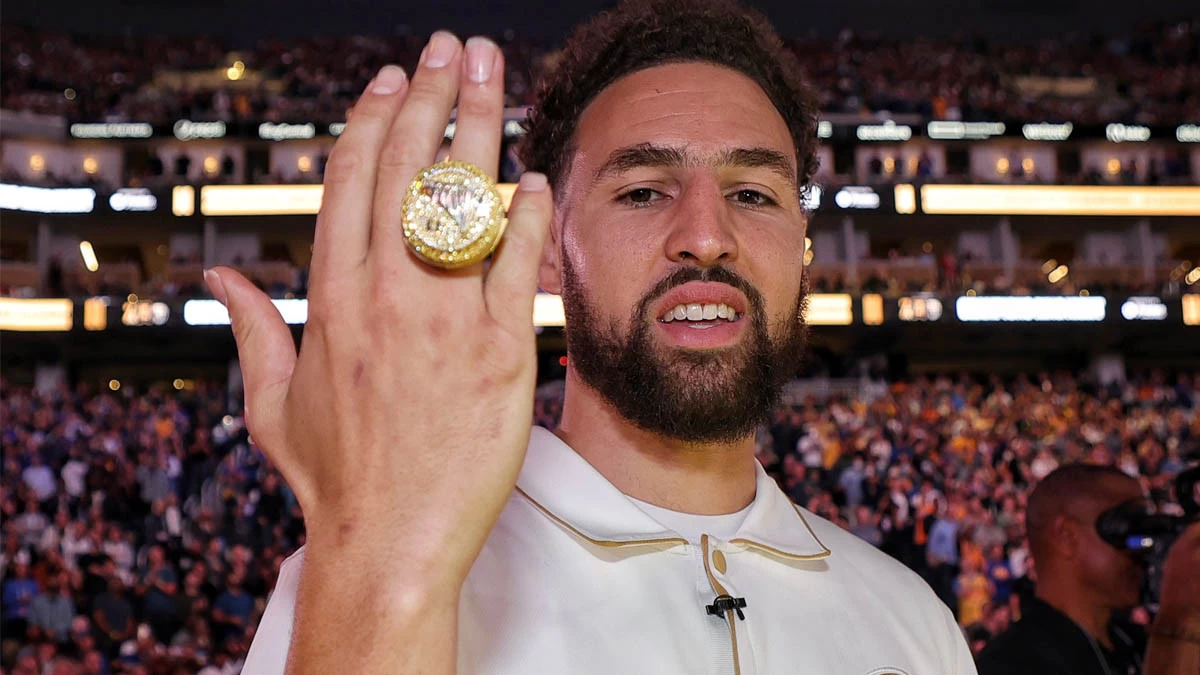 Klay Thompson Berikan Cincin Juara Warriors 2022 Kepada Dr. Richard Ferkel