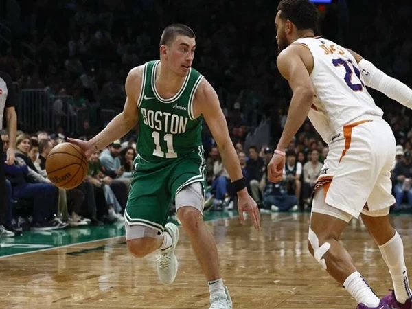 Jaylen Brown mencetak 31 poin dan Boston Celtics memecahkan rekor NBA untuk lemparan tiga angka dalam satu musim selama kemenangan 123-103 atas tim tamu Phoenix Suns pada Jumat malam.