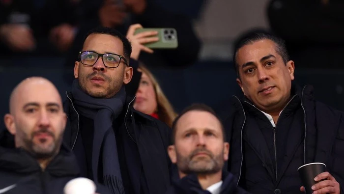 Chelsea Tumbang, Liam Rosenior Hanya Menyaksikan dari Tribun